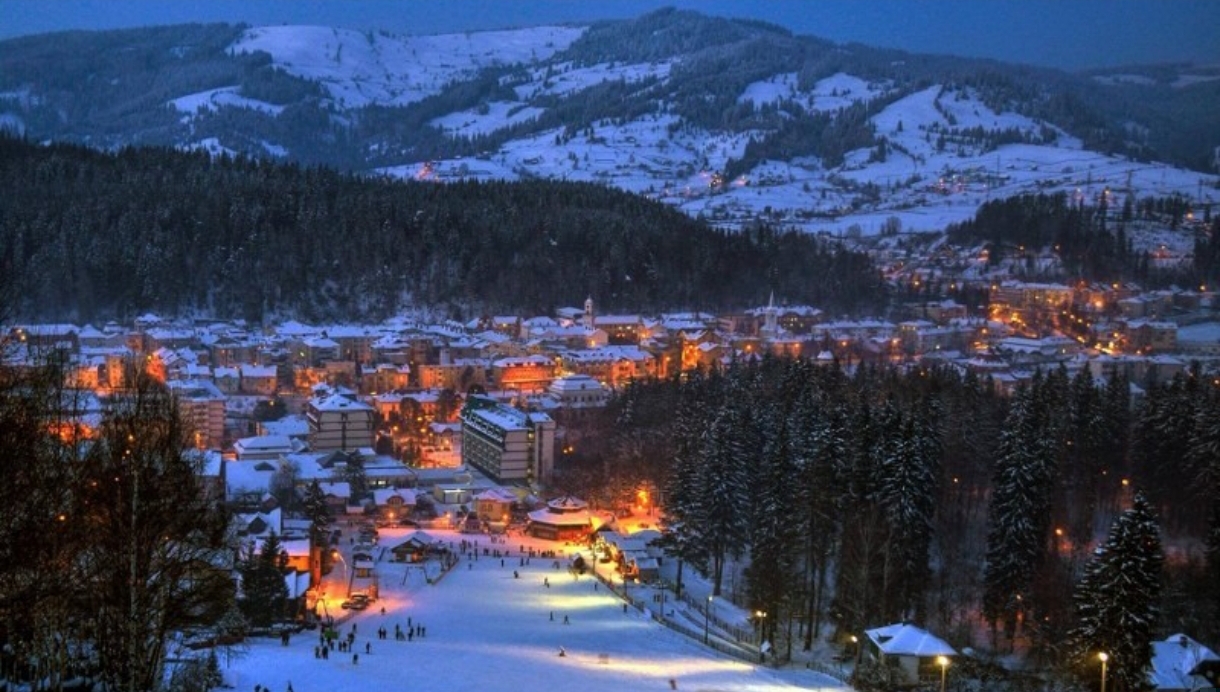 Vedere aeriană a satului Dorna Arini, între dealuri împădurite